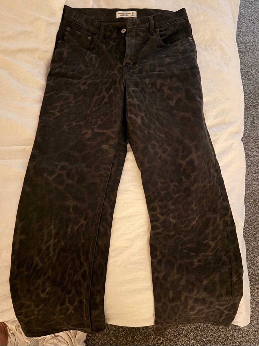 Abercrombie and Fitch High Rise 90s Relaxed Jean in Leopard - Picture 9 of 9